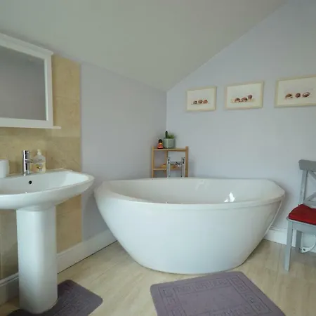 Modern 3 Bedroom Near Bedminster