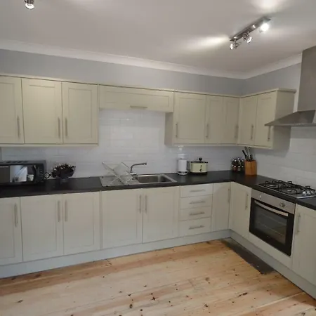 Modern 3 Bedroom Near Bedminster Tatil Evi *