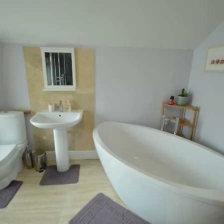 Modern 3 Bedroom Near Bedminster بيت للعطل